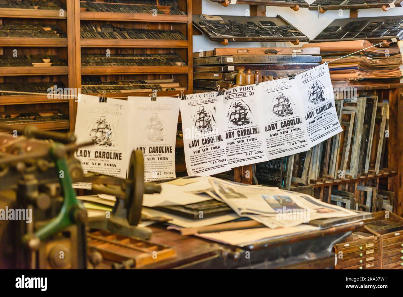 Des publicités accrochées au sec dans une ancienne boutique d'impression Banque D'Images