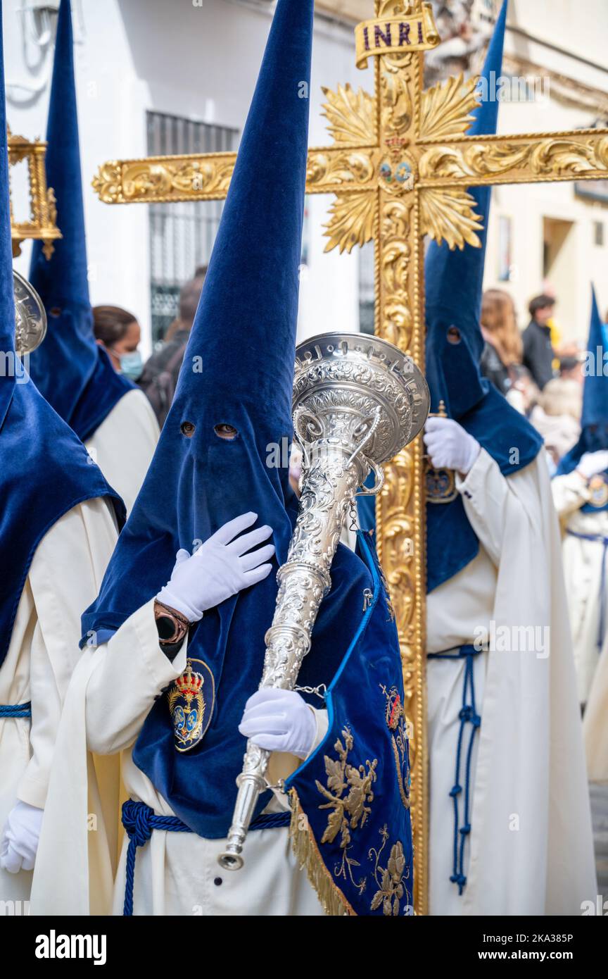 Les gens portant des chapeaux coniques traditionnels à capirote pointés ...