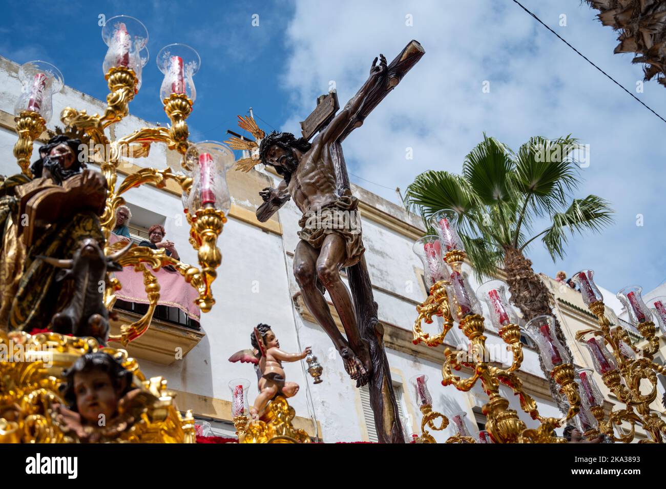 Un trône avec une statue de Jésus dans un défilé de Pâques pendant la semaine Sainte ou le sémana santa à Cadix, Espagne Banque D'Images