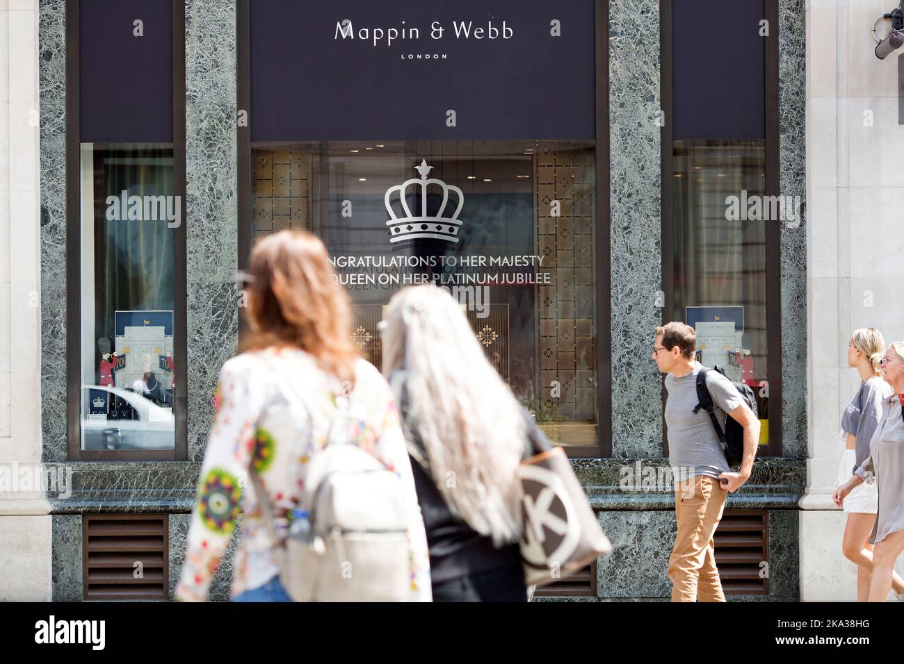 Les gens marchent devant une décoration du Jubilé de platine sur la fenêtre d'une unité de détail dans le centre de Londres, le premier jour du week-end du Jubilé de platine. Banque D'Images