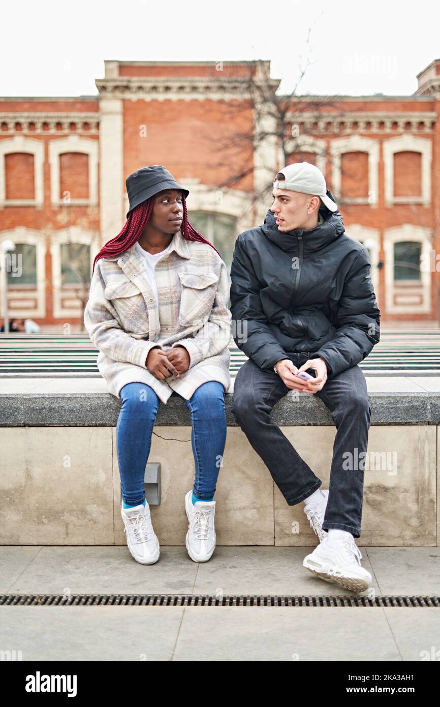 Portrait d'un couple multiethnique dans la rue Banque D'Images