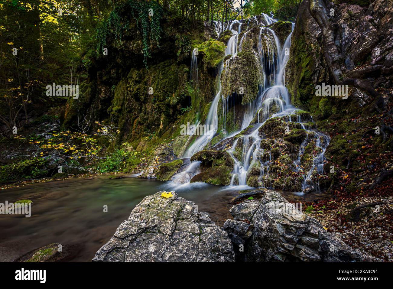 Scène de Beusnita III, une petite cascade trouvée en trekking sur le parc national des Gorges de la Nera-Beusnita. Photo prise le 8th octobre 2022, près de Or Banque D'Images