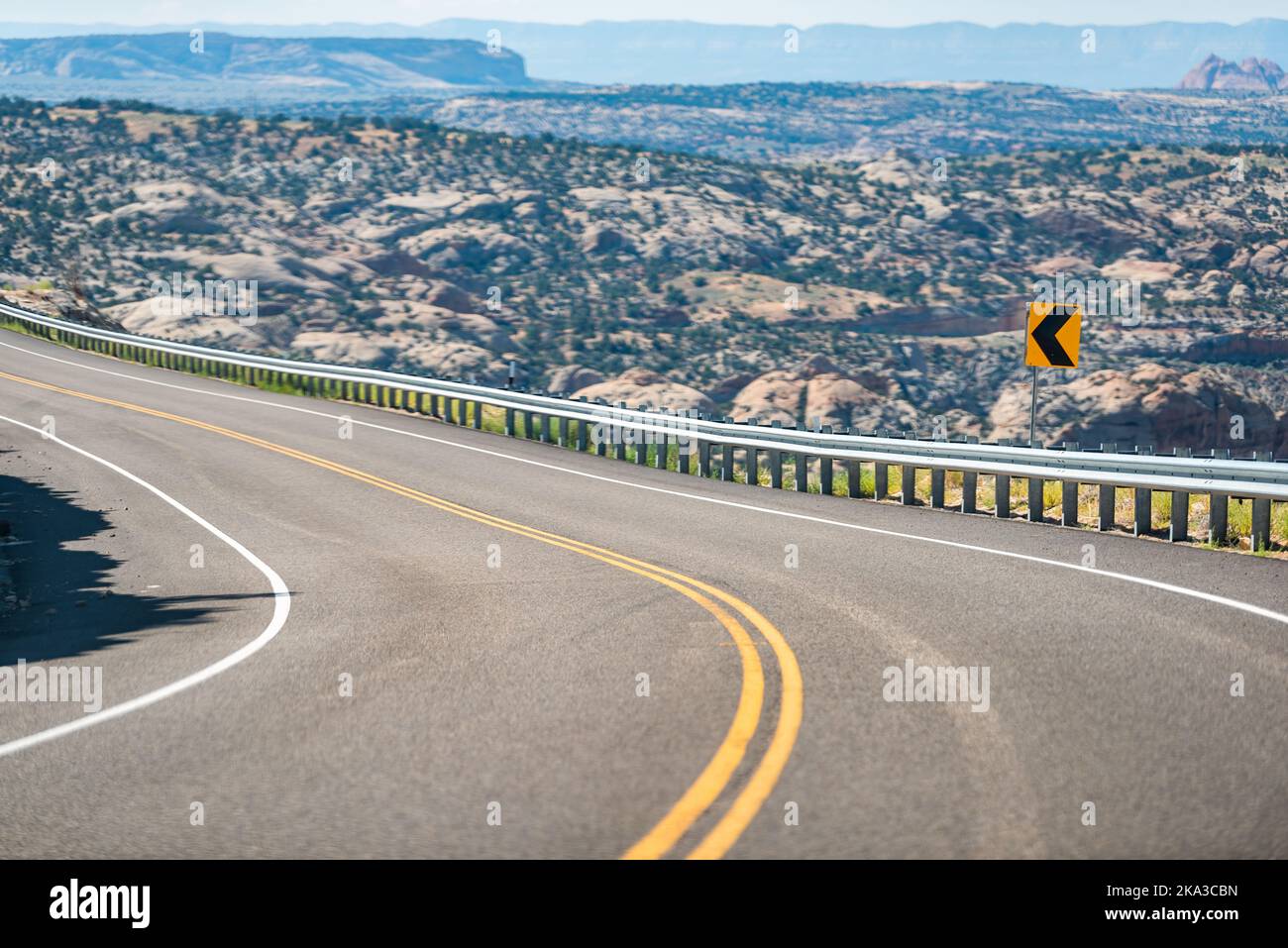 Magnifique route sinueuse 12 route panoramique du point de vue de la voiture dans le Grand Staircase Escalante National Monument dans l'Utah été avec des signes de courbe an Banque D'Images
