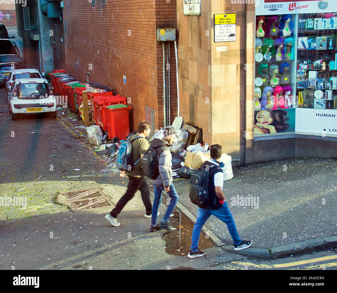 Allée débordante de poubelles sur Hope Street Glasgow, Écosse, Royaume-Uni Banque D'Images