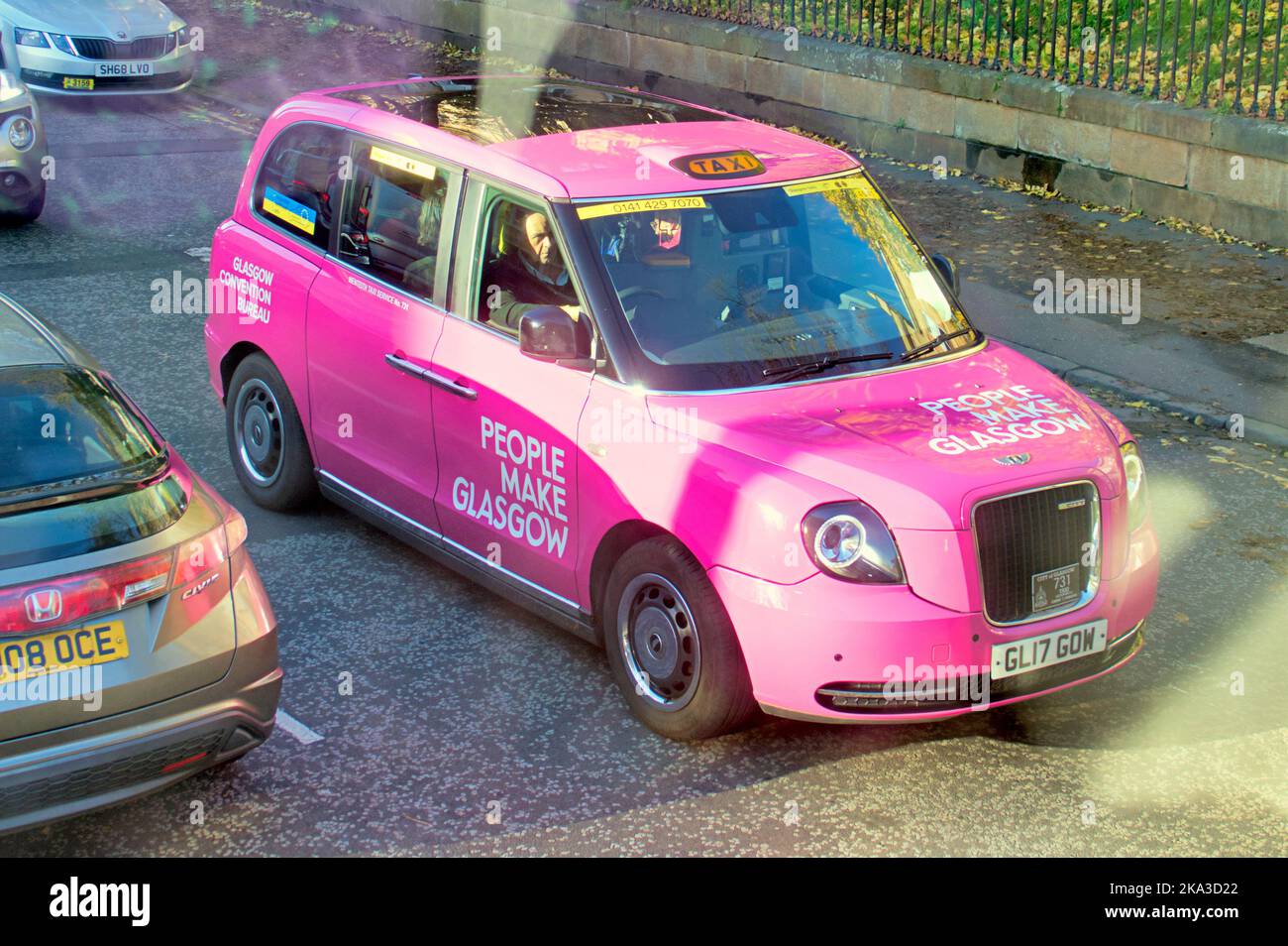 Les gens font Glasgow rose taxi sur la grande route de l'Ouest Banque D'Images