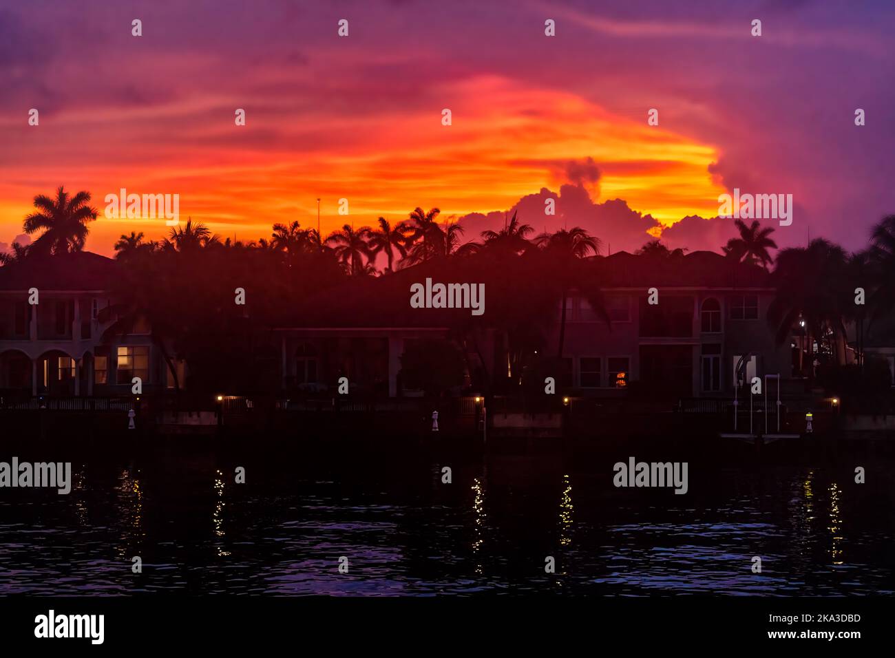 Hollywood Beach Miami, Florida Intracoastal Waterfront canal rivière Stranahan avec vue sur la propriété en front de mer maisons modernes de demeures au coucher du soleil coloré Banque D'Images