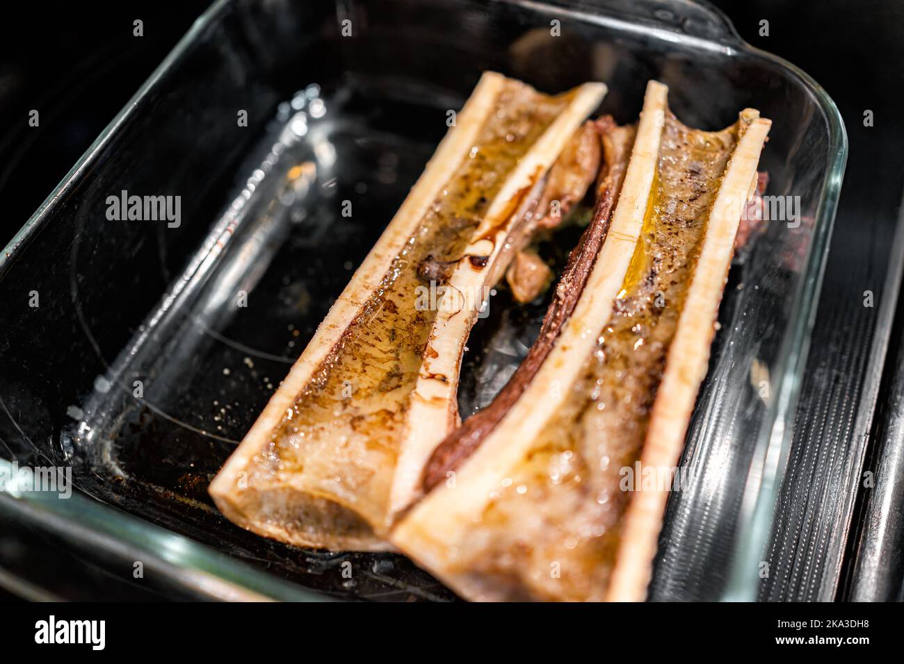 Macro gros plan des os de bœuf de moelle en deux morceaux cuits sur le
