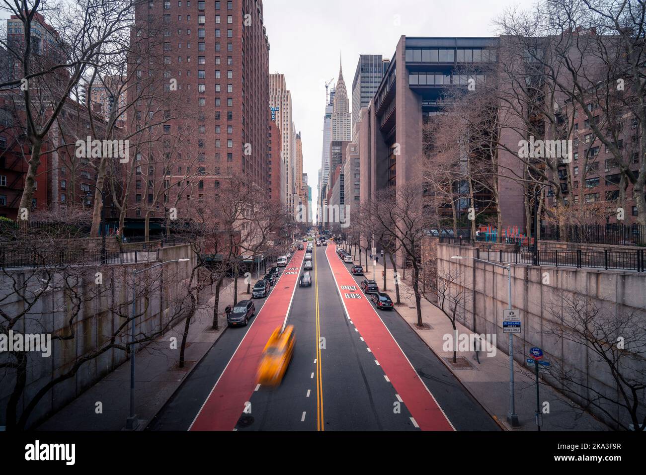Vue de drone sur la route noire et rouge avec des véhicules situés sur 42nd  Street à Manhattan le jour gris à New York, Etats-Unis Photo Stock - Alamy