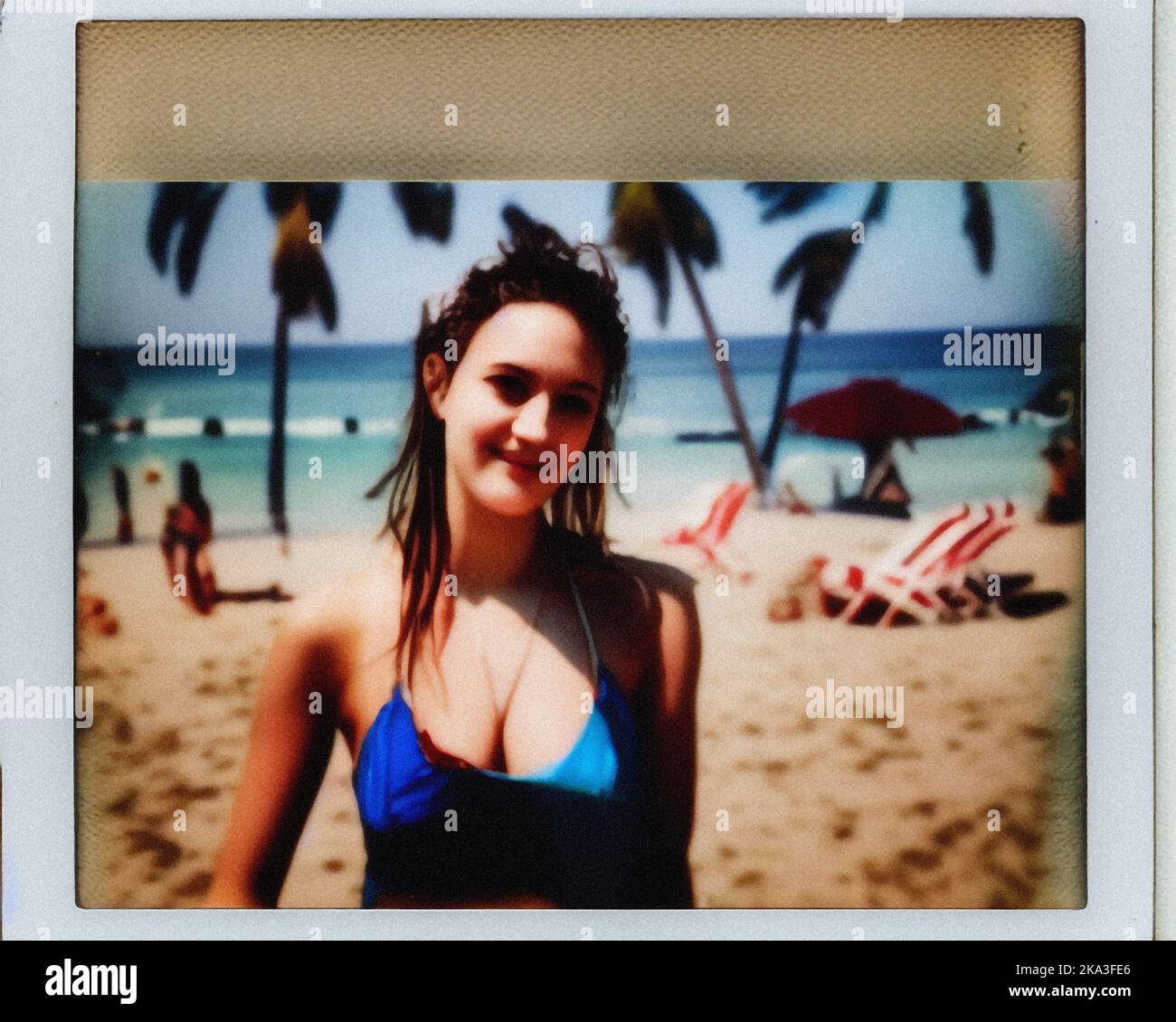 Une jeune femme sur la plage, Polaroid rétro vintage Banque D'Images