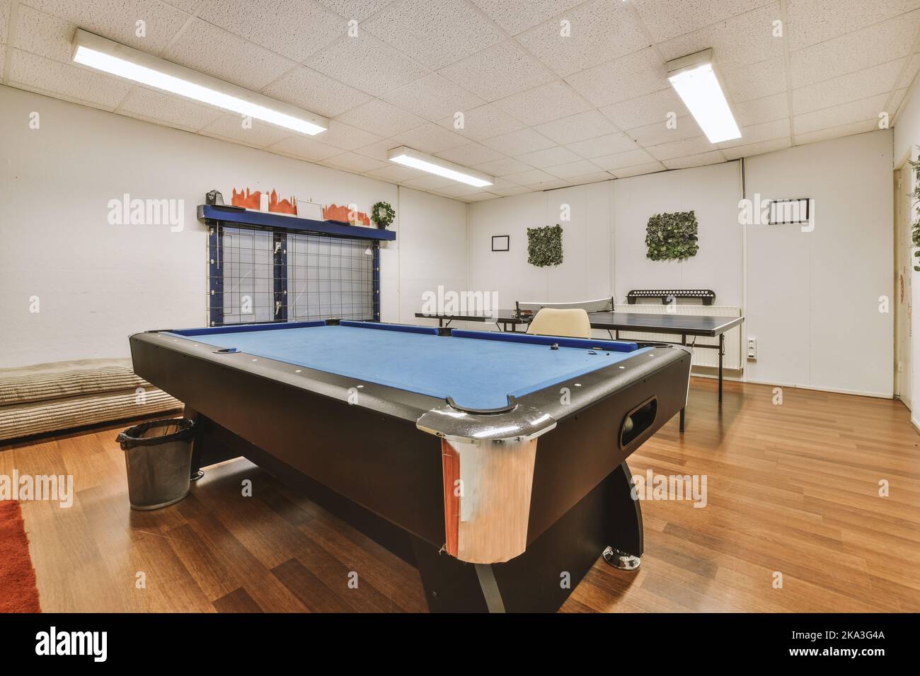 Salle de jeux confortable avec table de billard et ping-pong située dans le coin salon de l'espace de travail Banque D'Images