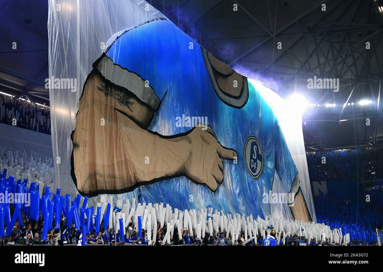 Bundesliga, Veltins Arena, FC Schalke 04 vs SC Freiburg ; Choreography of Schalke fans. Banque D'Images
