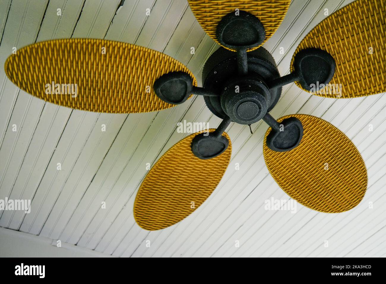 Un gros plan d'un ventilateur de plafond en osier Banque D'Images