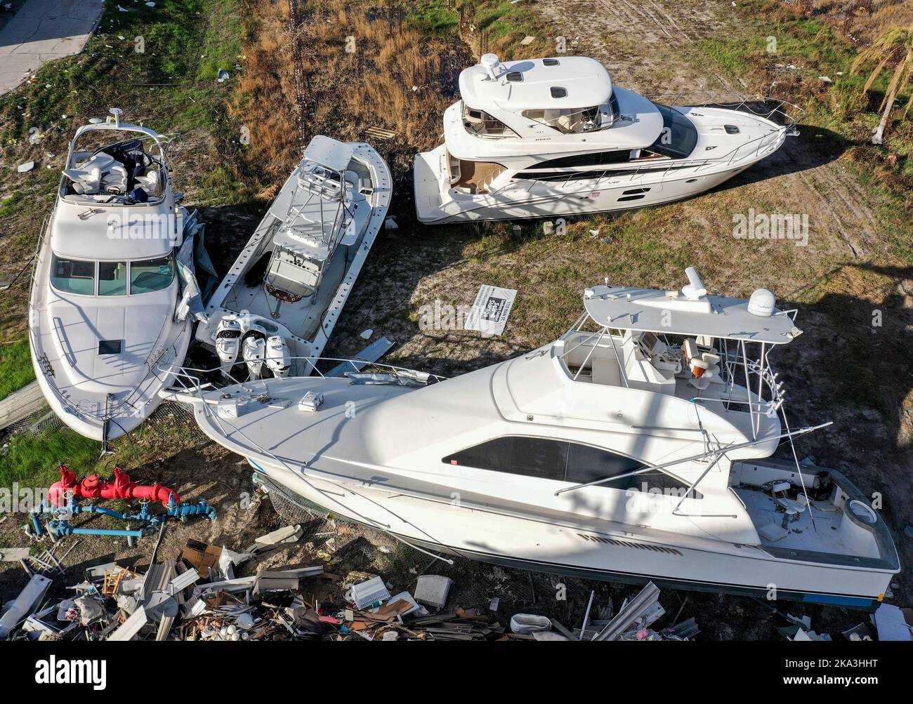 Fort Myers Beach, États-Unis. 30th octobre 2022. Dans cette vue aérienne, des bateaux sont vus jetés près d'une marina de l'île San Carlos à fort Myers Beach, Floride un mois après que l'ouragan Ian a fait une chute sur 28 septembre comme un ouragan de catégorie 4, Causant environ $67 milliards de pertes assurées et au moins 127 décès liés à des tempêtes en Floride. (Photo de Paul Hennessy/SOPA Images/Sipa USA) crédit: SIPA USA/Alay Live News Banque D'Images