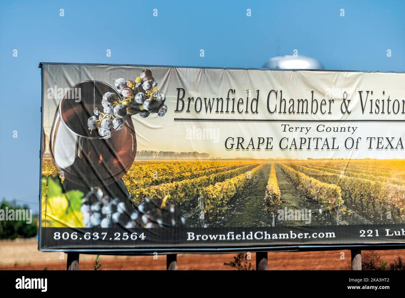 Brownfield, Etats-Unis - 8 juin 2019: Ville de campagne du Texas et signez la route de ferme historique pour chambre et centre d'accueil au parc d'affichage de la capitale du raisin à partir de 380 Banque D'Images