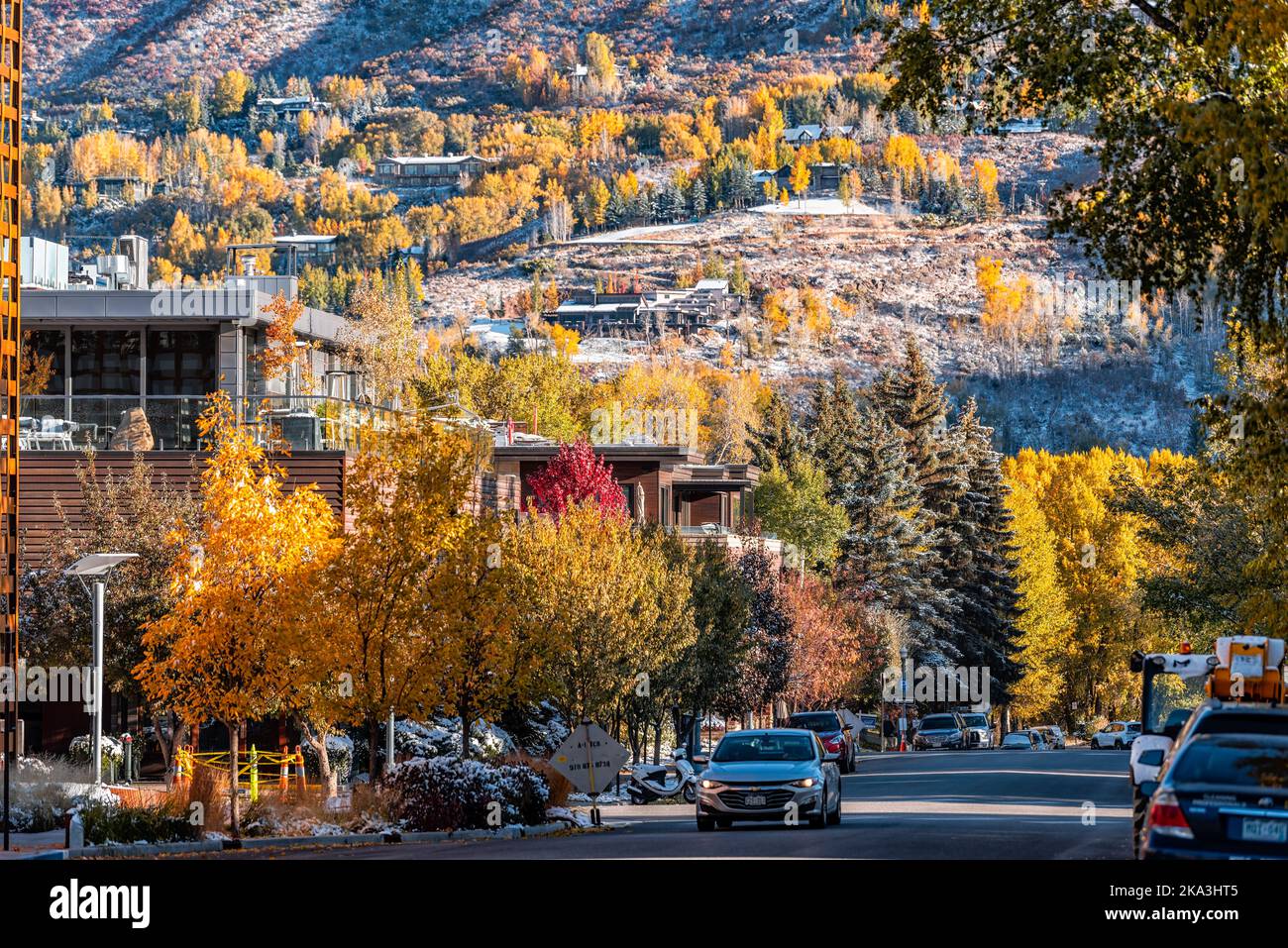 Aspen, Etats-Unis - 11 octobre 2019: Route principale dans la station de ski ville ville d'Aspen, Colorado en automne automne ou hiver avec la neige par maisons de luxe Banque D'Images