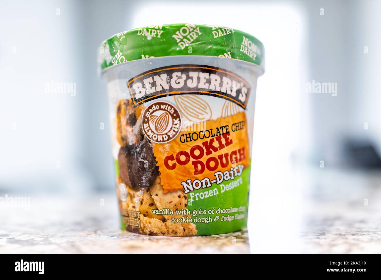 Avon, Etats-Unis - 23 juin 2022: Glace végétalienne non laitière Ben and Jerry's avec pâte à biscuits aux pépites de chocolat et vanille faite à partir de lait d'amande sur la cuisine Banque D'Images