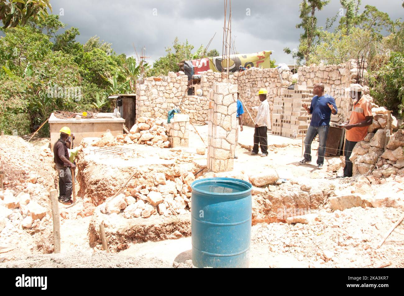 Ouvriers en reconstruction Maison détruite par le tremblement de terre, Port-au-Prince, Haïti - en 2010 il y a eu un tremblement de terre très grave en Haïti qui a détruit beaucoup de vivants Banque D'Images