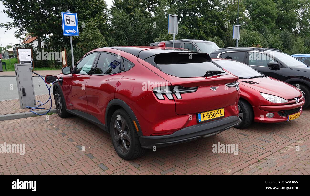 Elburg, pays-Bas - sept 23 2022 Une Ford Mach-E rouge entièrement électrique garée. La voiture est facturée dans un grand parking aux pays-Bas Banque D'Images