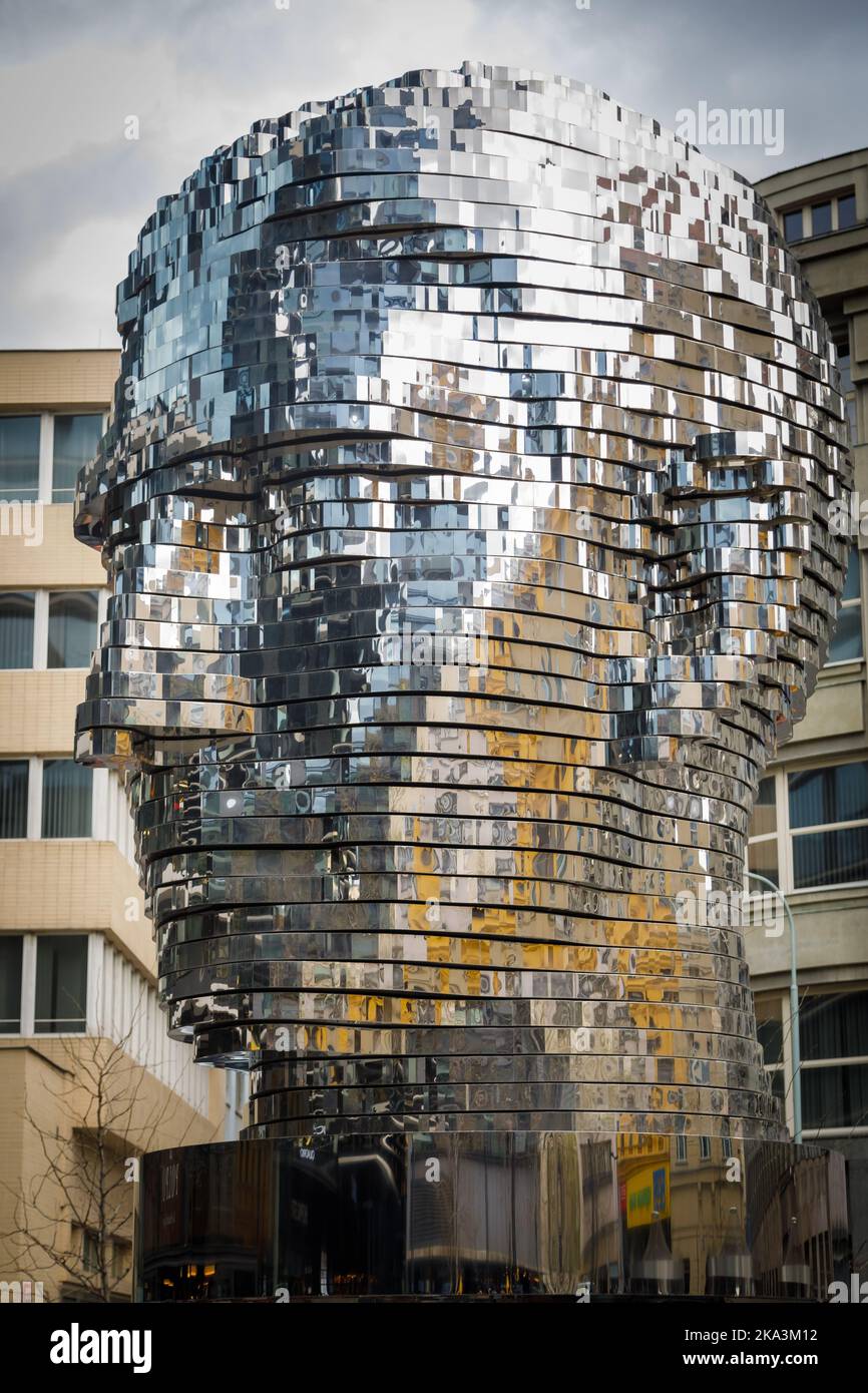 République tchèque Prague avril 2019 : un monument à Franz Kafka sous la forme d'une tête énorme avec des éléments rotatifs. Banque D'Images