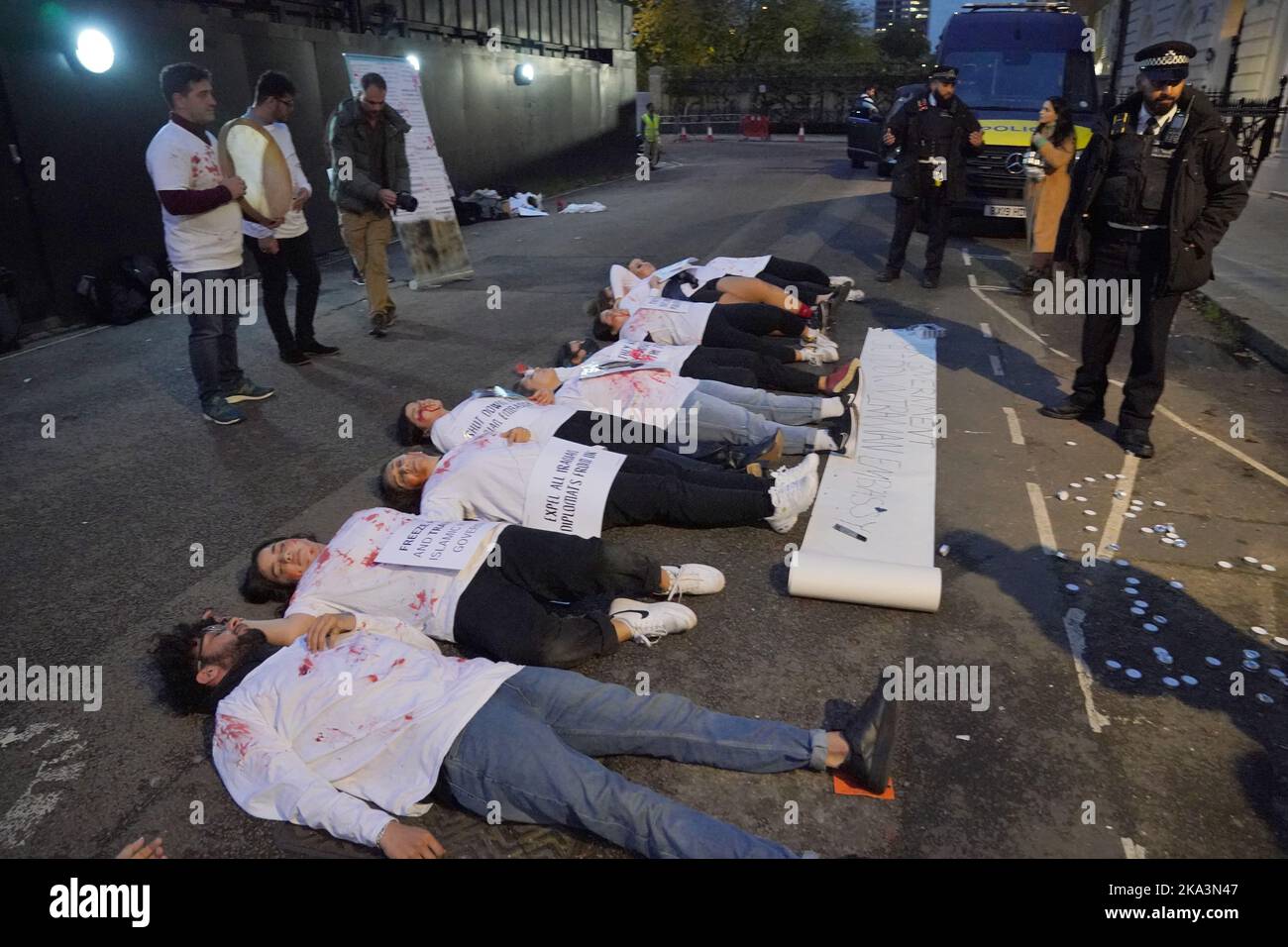 Des militants se réunissent devant l'ambassade iranienne à Londres pour manifester une solidarité internationale avec les manifestations anti-gouvernementales en Iran. La mort de Mahsa Amini, 22 ans, sur 16 septembre, après avoir été détenue par la police dans la capitale Téhéran pour n'avoir pas adhéré au strict code vestimentaire islamique de l'Iran, a déclenché des manifestations de masse dans le pays. Date de la photo: Lundi 31 octobre 2022. Banque D'Images