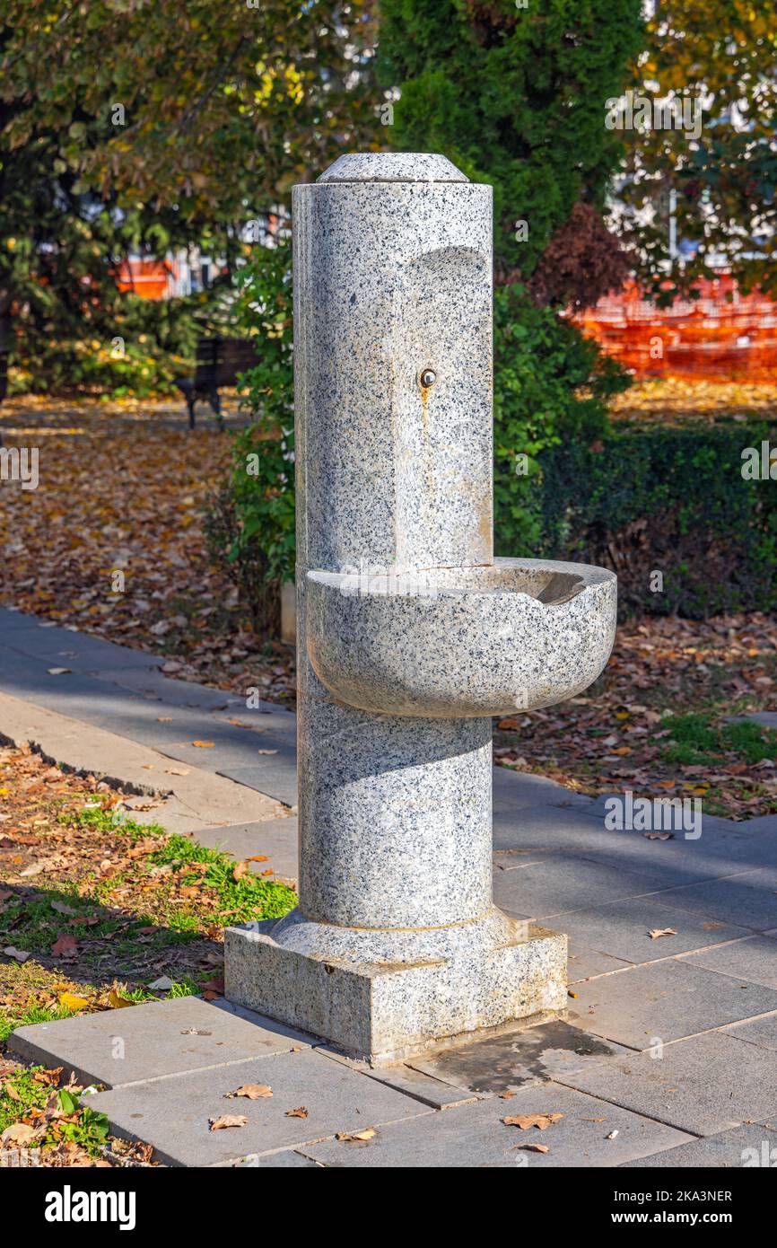 Robinet de fontaine d'eau potable en pierre de granit avec parc de la ville  de Sink Photo Stock - Alamy