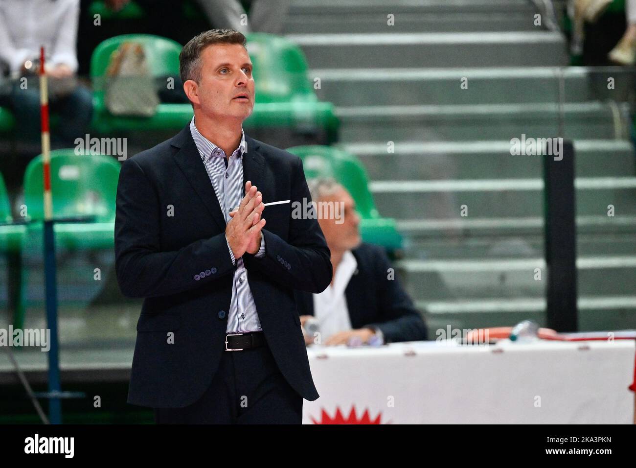 Pala UBI Banca, Cuneo, Italie, 30 octobre 2022, Andrea Pistola (Casalmaggiore) entraîneur-chef pendant Cuneo Granda Volley vs TrasportiPesanti Casalmaggio Banque D'Images