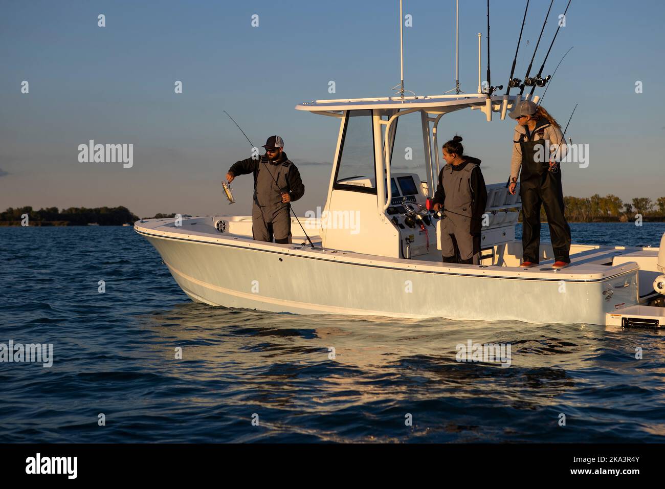 Les gens sur un bateau attrapant un poisson. Banque D'Images