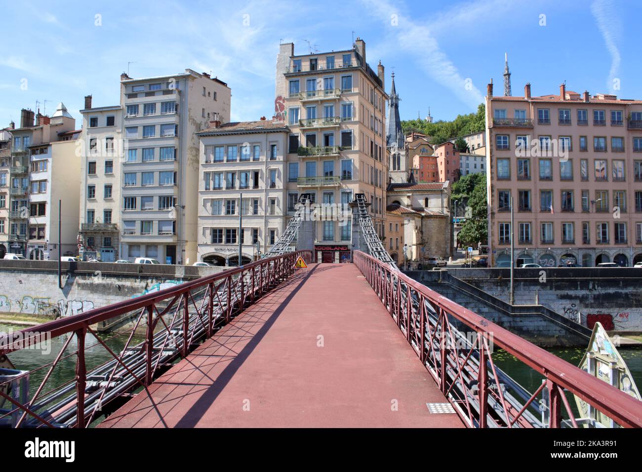 Vue d'été sur la vieille ville de Lyon depuis le pont Passerelle St-Vincent au-dessus de la Saône en France. Banque D'Images