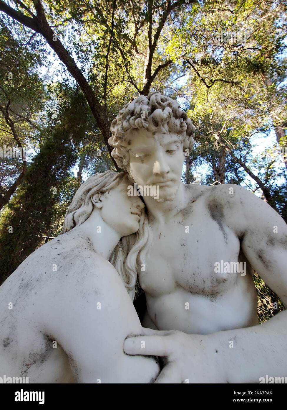 Une photo en petit angle de la statue de la déesse et de dieu dans le jardin Banque D'Images