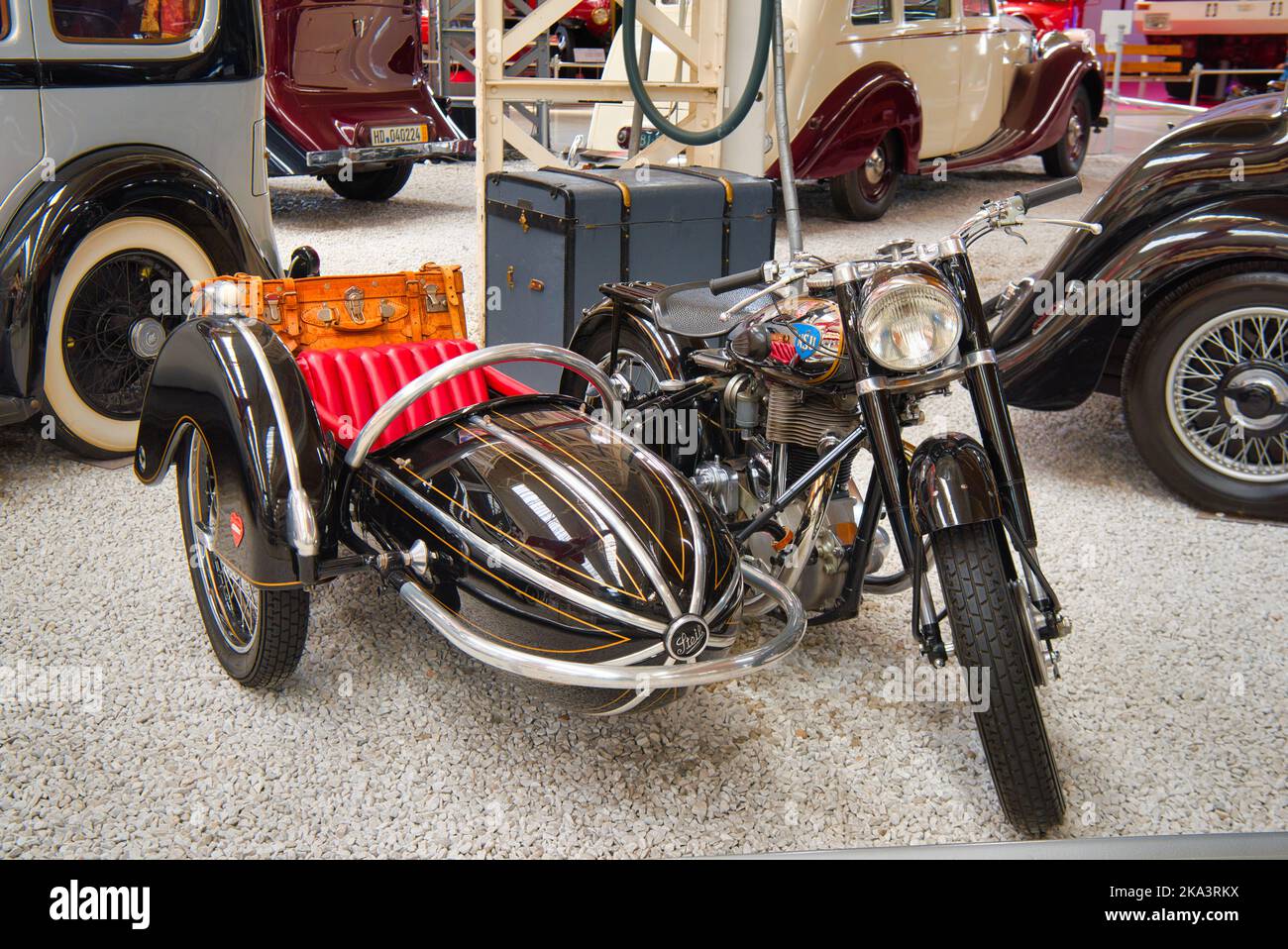 SPEYER, ALLEMAGNE - OCTOBRE 2022: Sidecar Black Puch 800 moto rétro dans le Technikmuseum Speyer. Banque D'Images