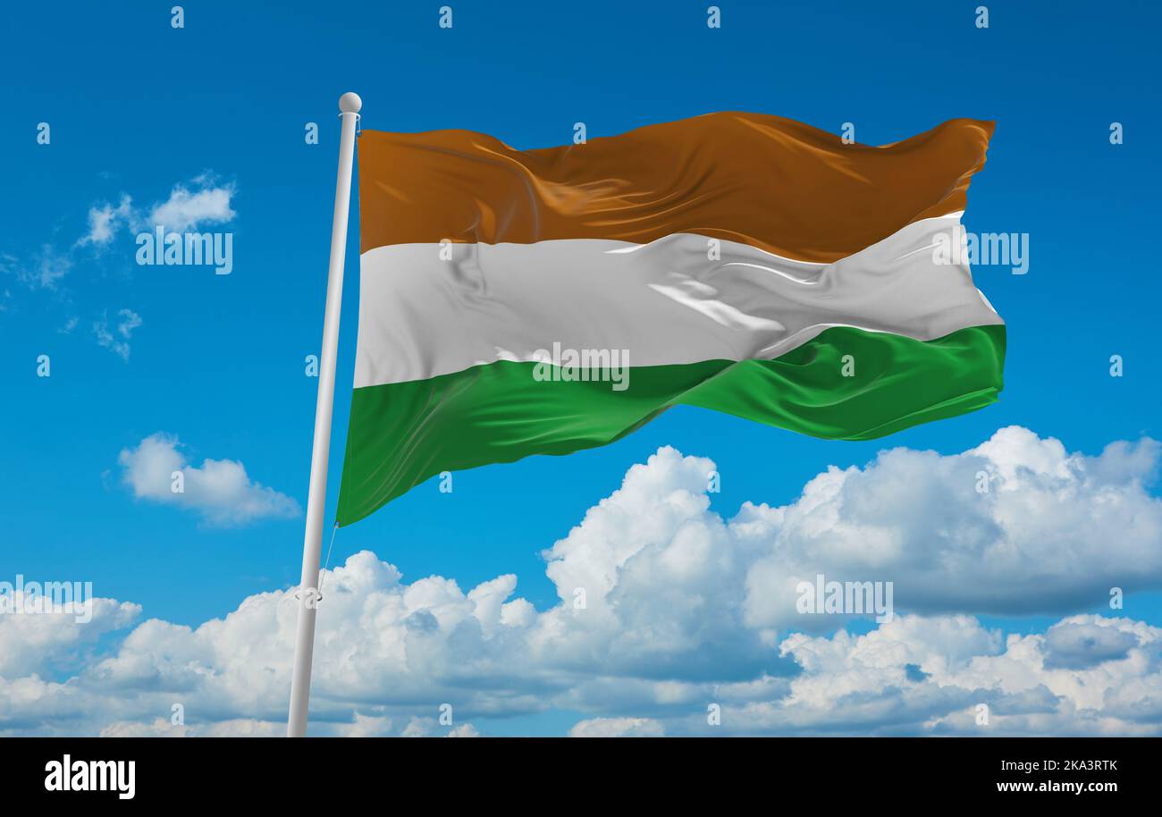 Drapeau des peuples Bantu peuple Xhosa sur fond ciel nuageux, vue panoramique. Drapeau représentant le groupe ethnique ou la culture, autorités régionales. Copy spa Banque D'Images