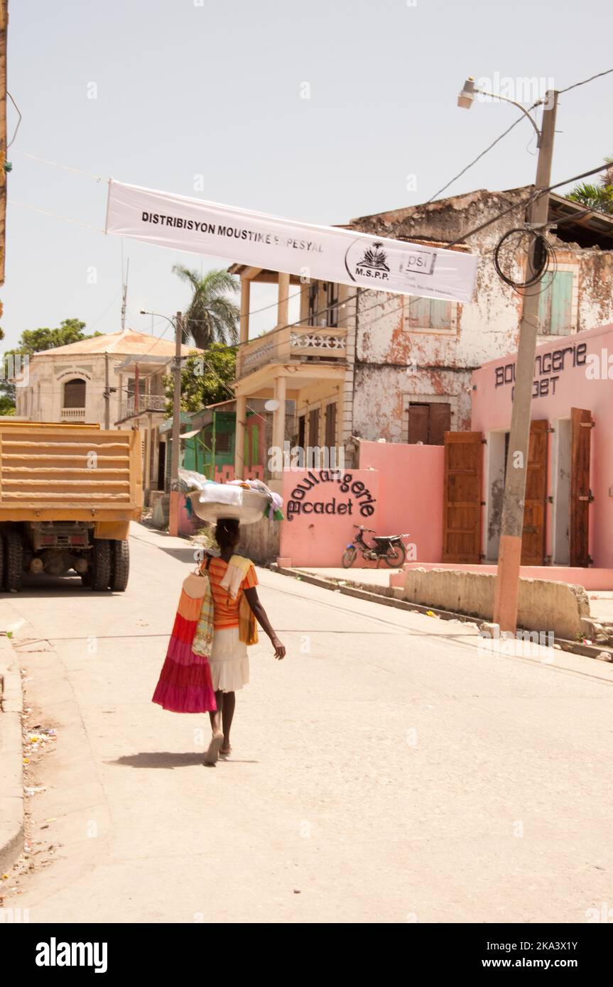 Scène de rue, Jacmel, Haïti. Jacmel est une grande ville sur la côte sud d'Haïti, et était l'une des villes les plus riches des Caraïbes. Un tremblement de terre Banque D'Images