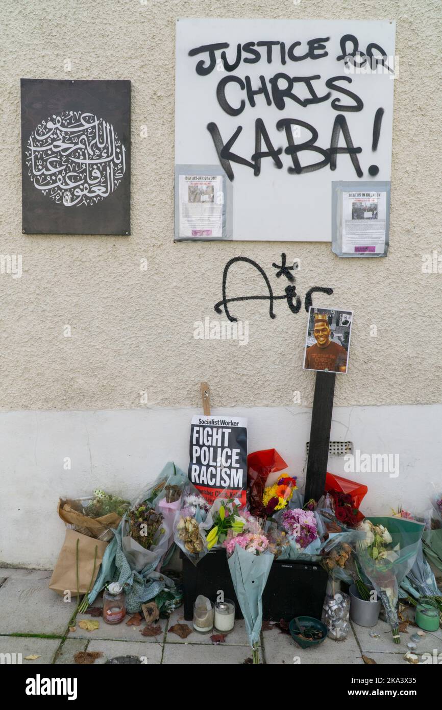 Londres, Royaume-Uni, 28 octobre 2022 : hommage à Chris Kaba dans la rue où il a été abattu par la police sur Kirkstall Gardens, Streatham, le 5 septembre. Une enquête a commencé à la cour du coroner vers le sud et l'offre qui a tiré le coup fatal a été suspendue en fonction, mais seulement après un tollé de la famille et des amis de Chris. Anna Watson/Alamy Banque D'Images