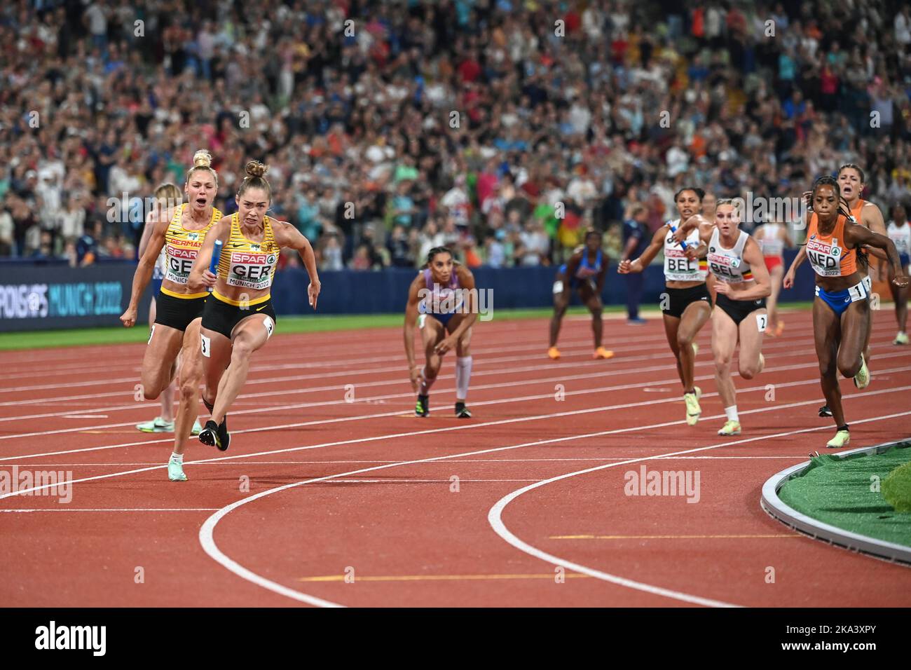 Allemagne : Médaille d'or des femmes de course de relais 4x100. Gina Luckenkemper, Lisa Mayer. Championnats d'Europe Munich 2022 Banque D'Images