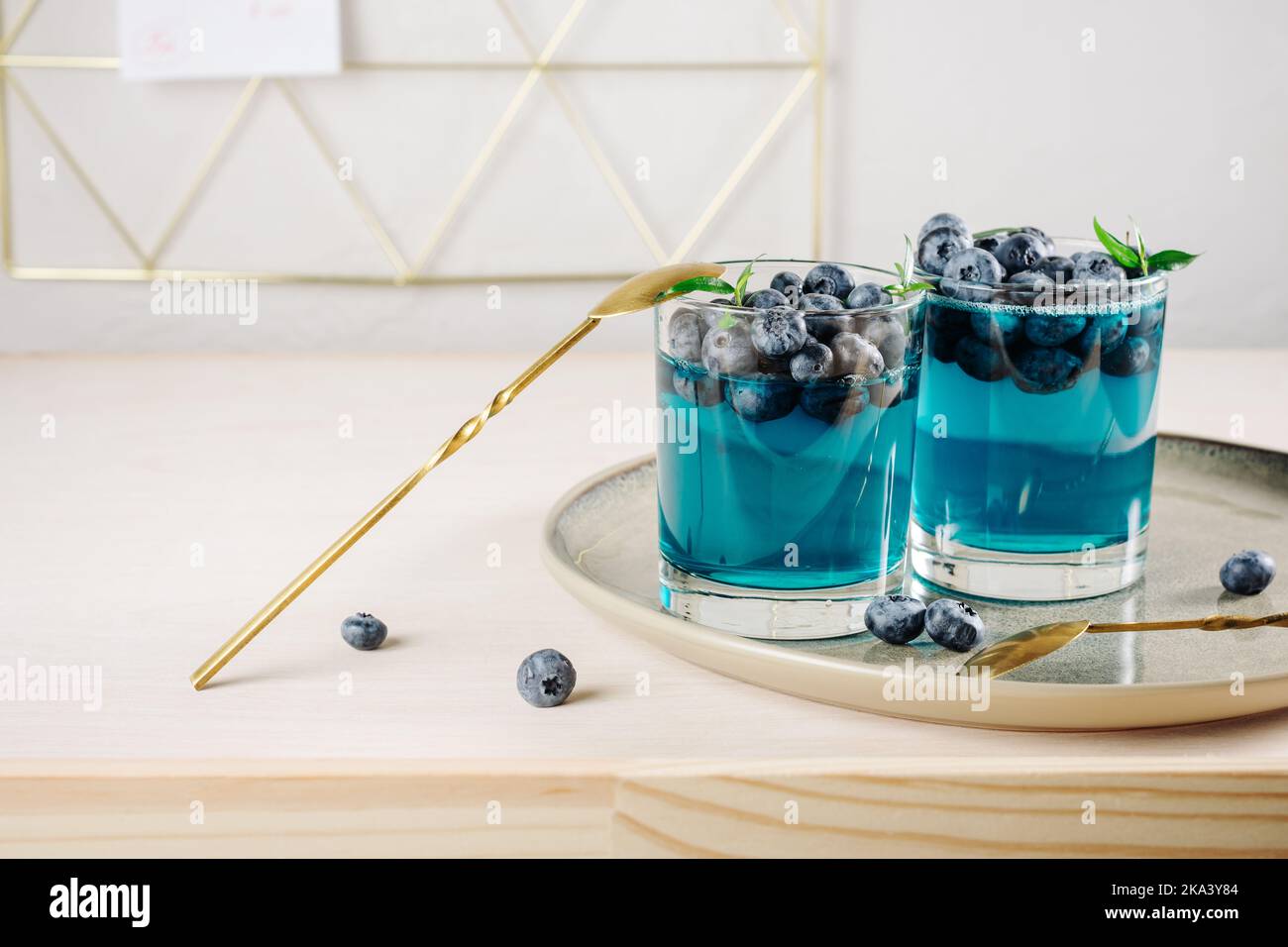 Dessert de gélatine de myrtille dans un verre sur un plateau Banque D'Images Dessert de gélatine de myrtille dans un verre sur un plateau Banque D'Images