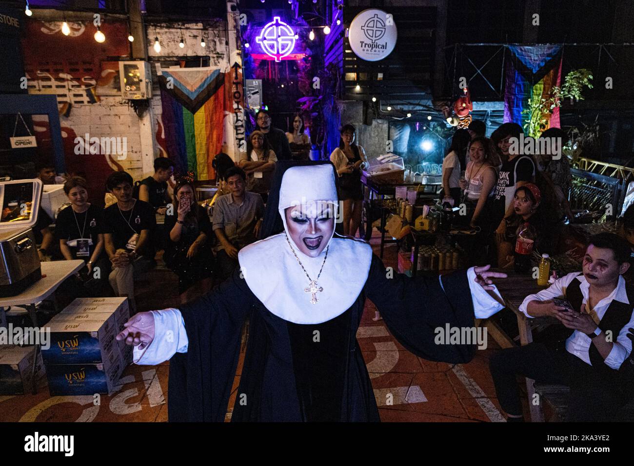 Bangkok, Thaïlande. 31st octobre 2022. Des artistes ont présenté un spectacle lors d'une soirée d'Halloween avec des reines, qui a été hotée par NaruEMIT Pride, un groupe de droits pro-LGBTQ, sur la route Khaosan sur 31 octobre 2022 à Bangkok, en Thaïlande. C'est la première fois depuis le début de la pandémie de Covid-19 que la populaire route de Khao San a organisé une parade d'Halloween. (Image de crédit : © Andre Malerba/ZUMA Press Wire) Banque D'Images