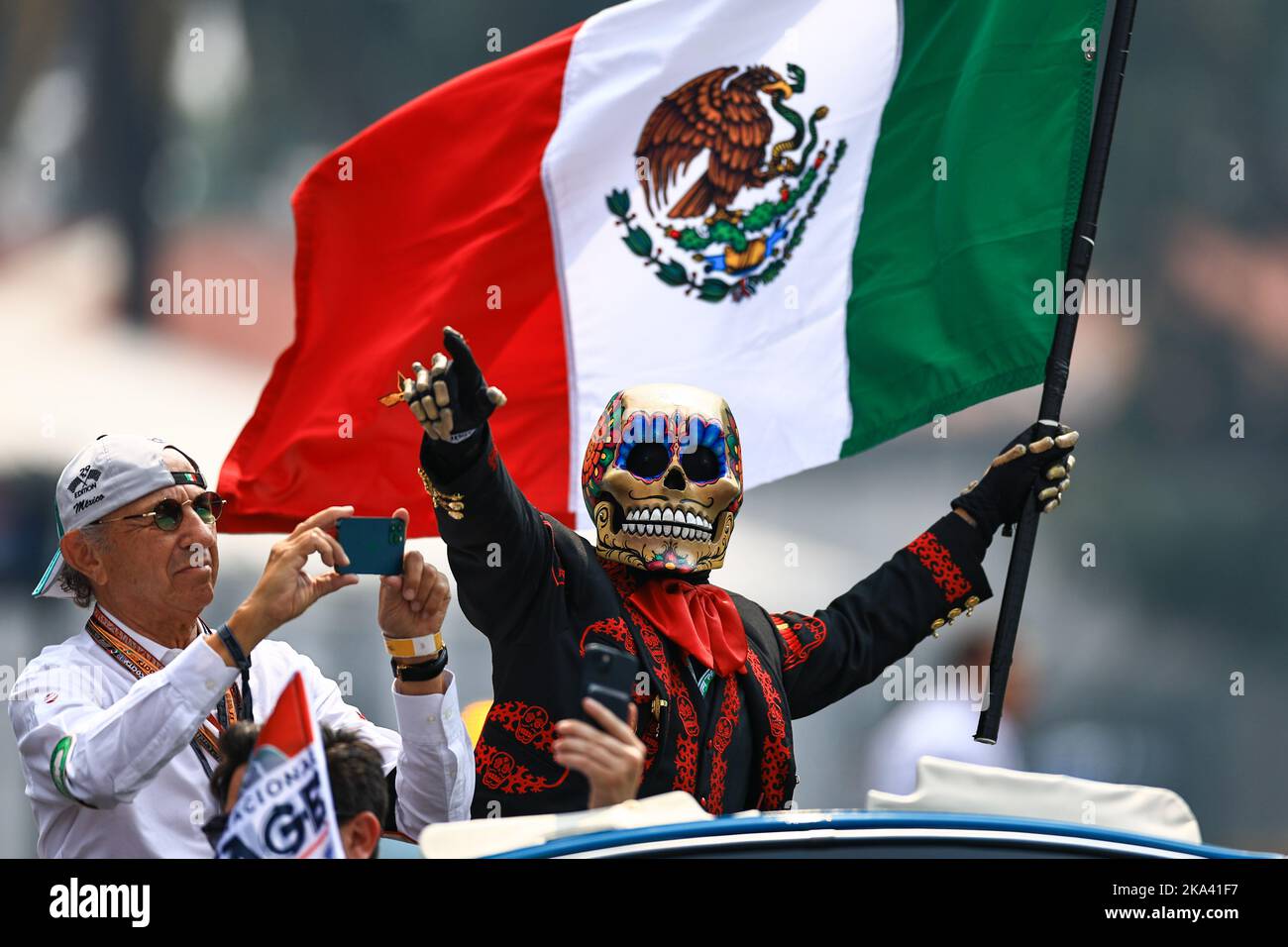 MEXICO, Mexique. , . Interprète MASQUÉ MEXICAIN avec drapeau mexicain, à gauche, légende mexicaine F1 JO RAMIREZ lors du Grand Prix mexicain F1 qui s'est tenu dans le parc Magdalena Mixhuca dans l'Autodromo Hernando Rodriguez, Grand Prix de Formule 1 du Mexique, F1 GP mexicain, Formel 1 à Mexiko, Grand Prix du Mexique de Formule 1, Image payante, copyright © QIAN Jun/ATP images crédit: SPP Sport Press photo. /Alamy Live News Banque D'Images