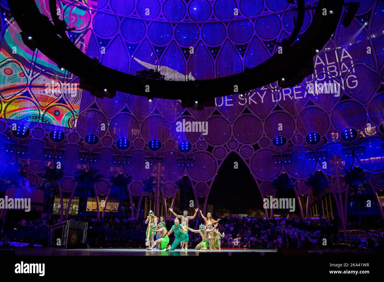 Expo 2020 Al était des danseurs aborigènes du Dome qui se produisent en basse lumière avec du grain et hors foyer Banque D'Images