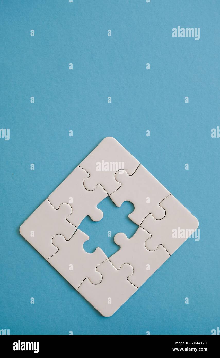 Pièces de puzzle formant une figure partielle. Banque D'Images