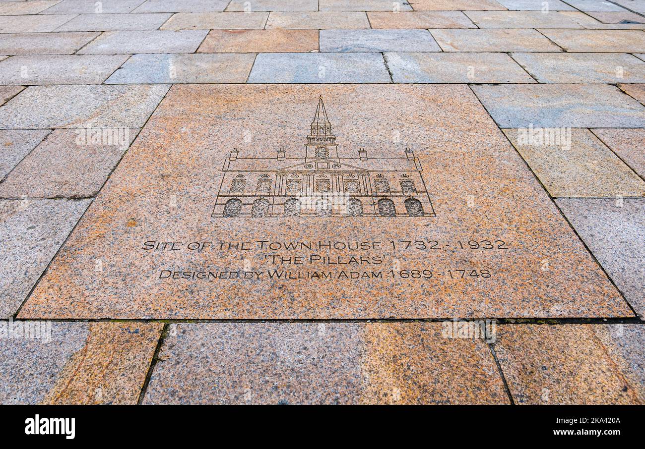 Gros plan de la plaque de pavage ou de la plaque en pierre de drapeau sur le site de la maison de ville conçue par le centre-ville de William Adam Dundee, Écosse, Royaume-Uni Banque D'Images