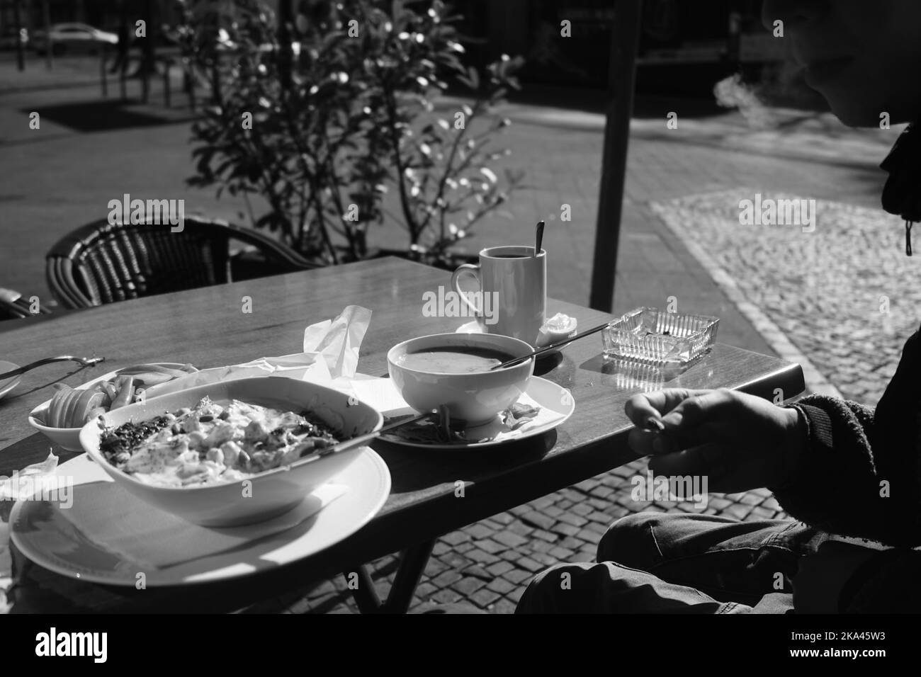 Personne ayant un brunch dans un café de rue à Marseille, France Banque D'Images