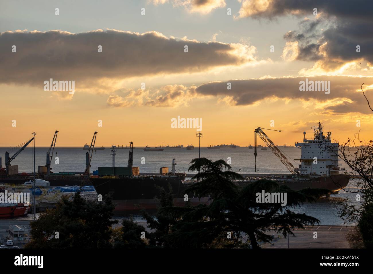 ISTANBUL, TURQUIE - OCTOBRE 29. 2022 : Port de Haydarpasa (Harem), port maritime de fret général, ro-ro et terminal de conteneurs, situé à Haydarpasa Banque D'Images