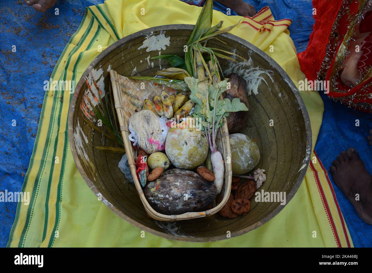 Inde, 31/10/2022, Chhath puja est dédié au dieu solaire Surya. Le festival est appelé 'Chhath' parce qu'il signifie le numéro 6 en hindi ou népalais. Le festival est célébré le 6th jour du mois hindou de Karthika. Chhath Puja est l'un des plus grands festivals de l'Inde. Ce festival est célébré dans la plupart des régions du Bihar, de l'Uttar Pradesh et aussi dans certaines parties du Bengale. Le festival commence dans le mois de Kartika le sixième jour. Le festival dure quatre jours et est dédié à l'adoration de Lord Sun pour sa bénédiction et sa prière pour garder la famille en bonne santé et riche Banque D'Images