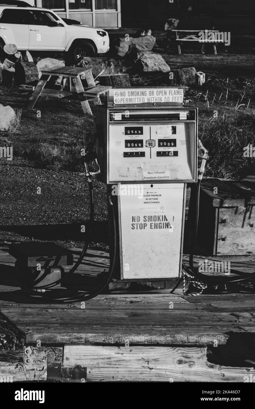 Pompe de station-service pour bateaux, mis en place par la jetée, dans la lumière chaude de l'après-midi. Banque D'Images