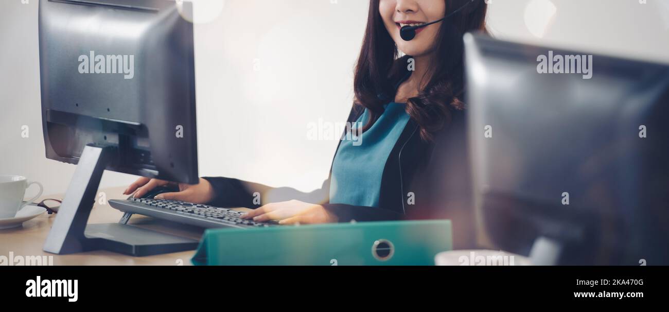 Entreprise Contactez-nous, support informatique, centre d'appels et service client concept de service d'assistance, jeune femme souriante avec casque sur l'ordinateur mornitor avec c Banque D'Images