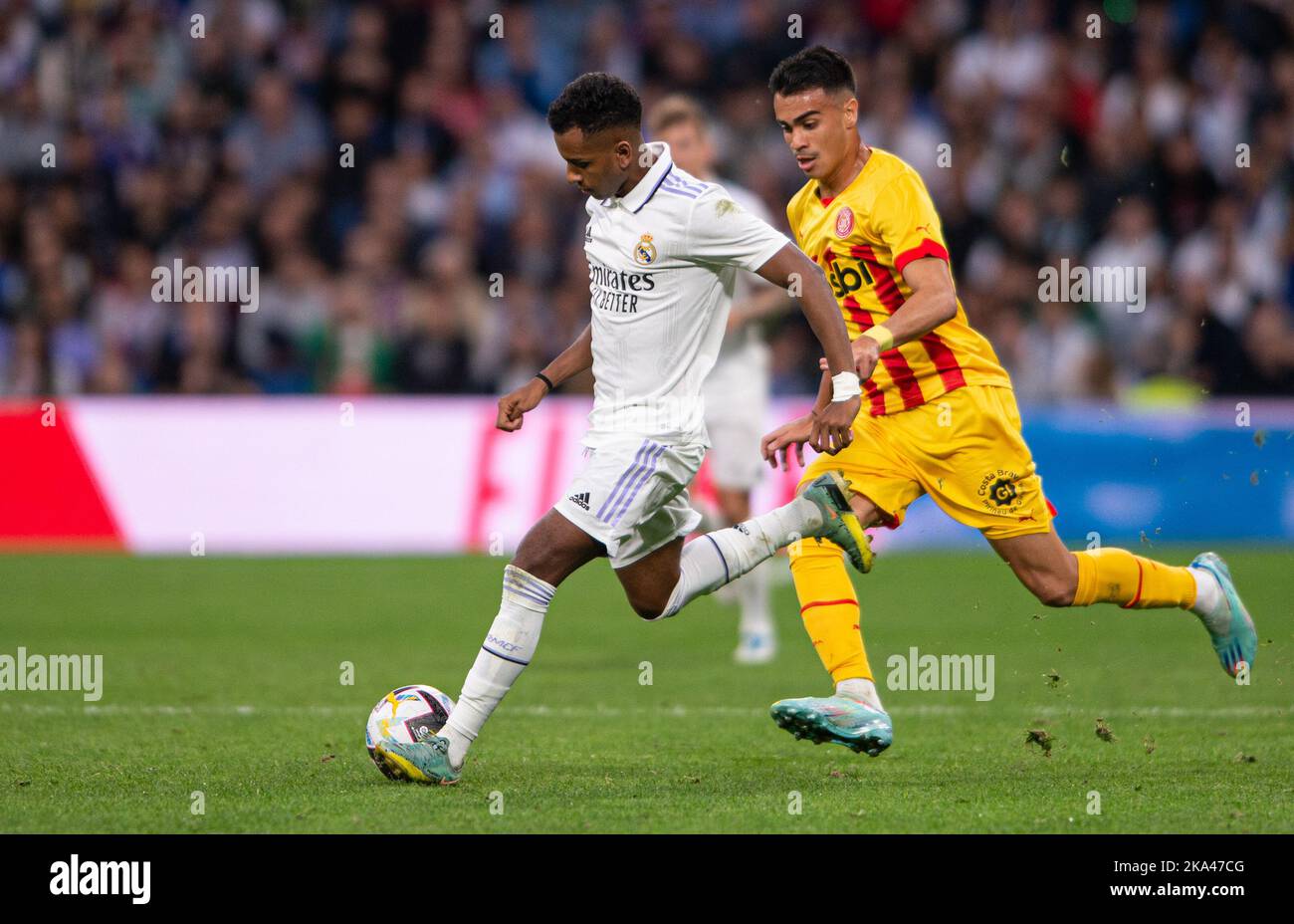 30th octobre 2022; Stade Santiago Bernabeu, Madrid, la Liga Santander, Real Madrid CF versus Girona Futbol Club; Rodrygo Goes et Reinier Banque D'Images