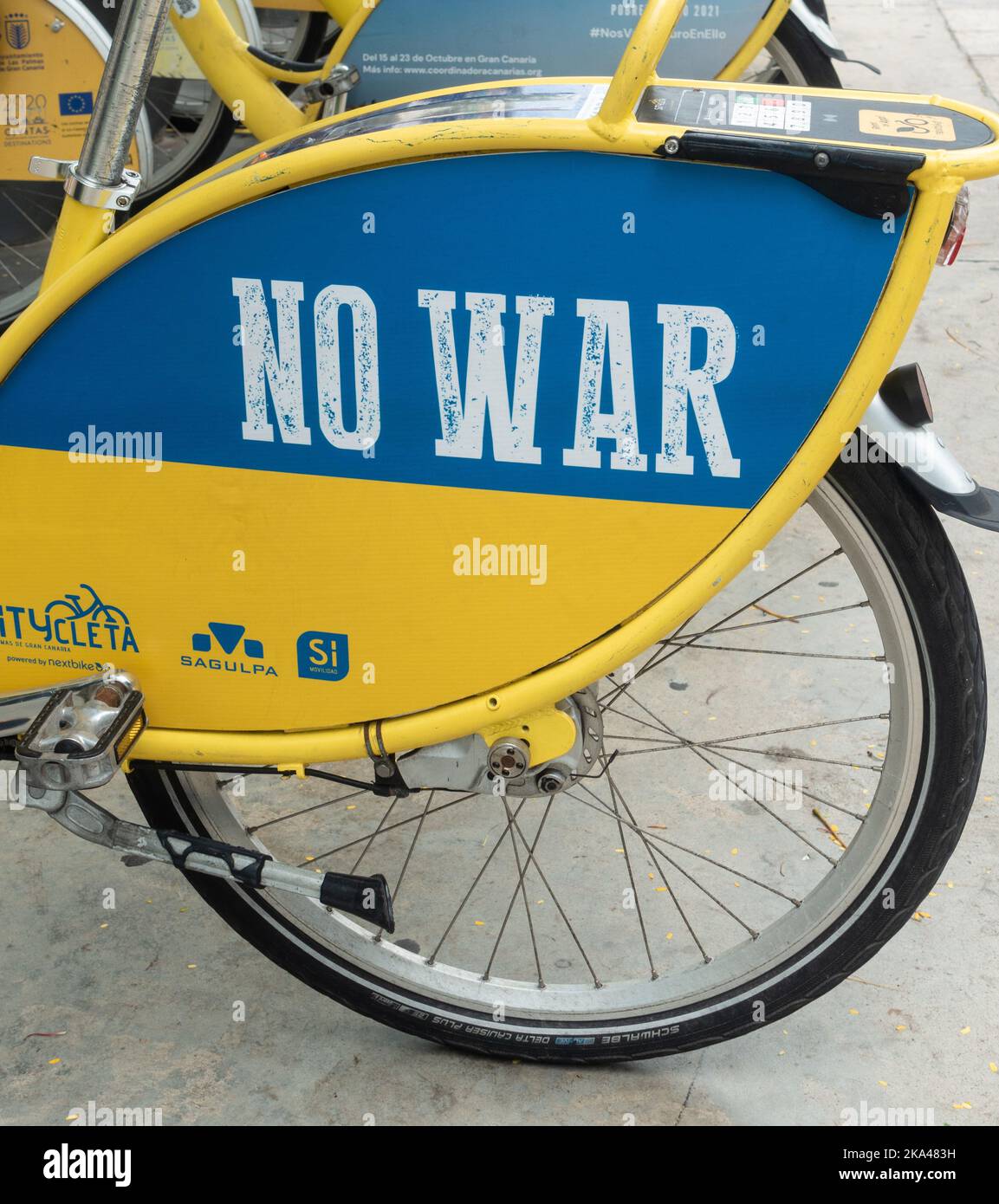 Pas de guerre sur les couleurs du drapeau ukrainien sur le vélo de location de ville en Espagne Banque D'Images