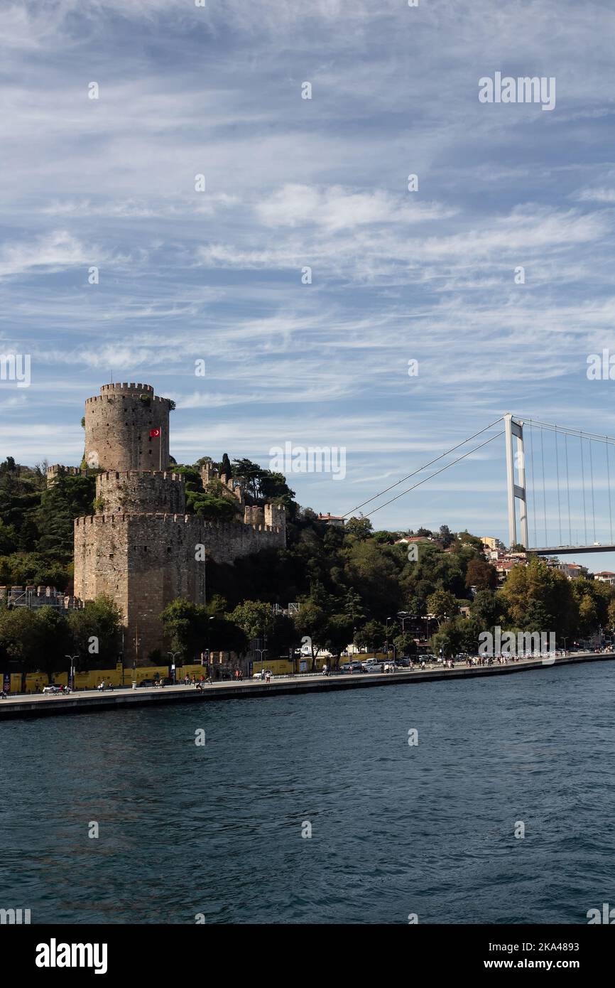 Vue sur les personnes marchant par le Bosphore, forteresse historique appelée Rumeli Hisari et le pont FSM à Istanbul. C'est un jour d'été ensoleillé. Des voyages magnifiques s Banque D'Images