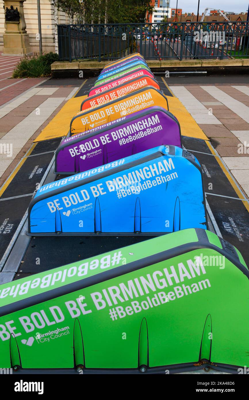 Sécurité anti-blocage du véhicule avec logos Be Bold Be Birmingham. Chemin centenaire. Birmingham, Warwickshire, West Midlands, Angleterre. Banque D'Images