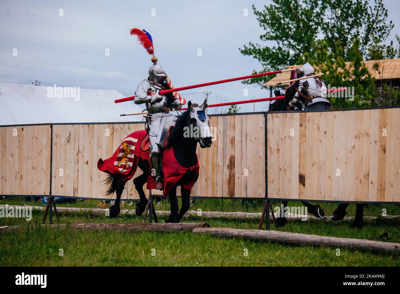 Chevaliers sur des chevaux dans un tournoi de joutes Banque D'Images